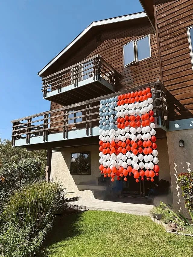 4th of July outdoor decorations video with red white and blue yard decor