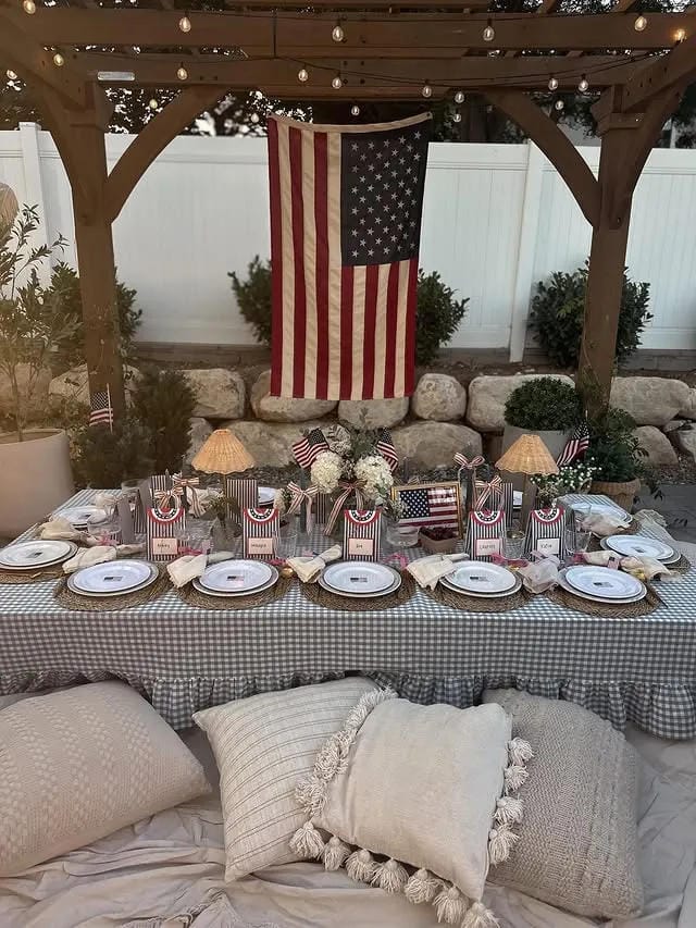 4th of July outdoor decorations video with festive patio setup