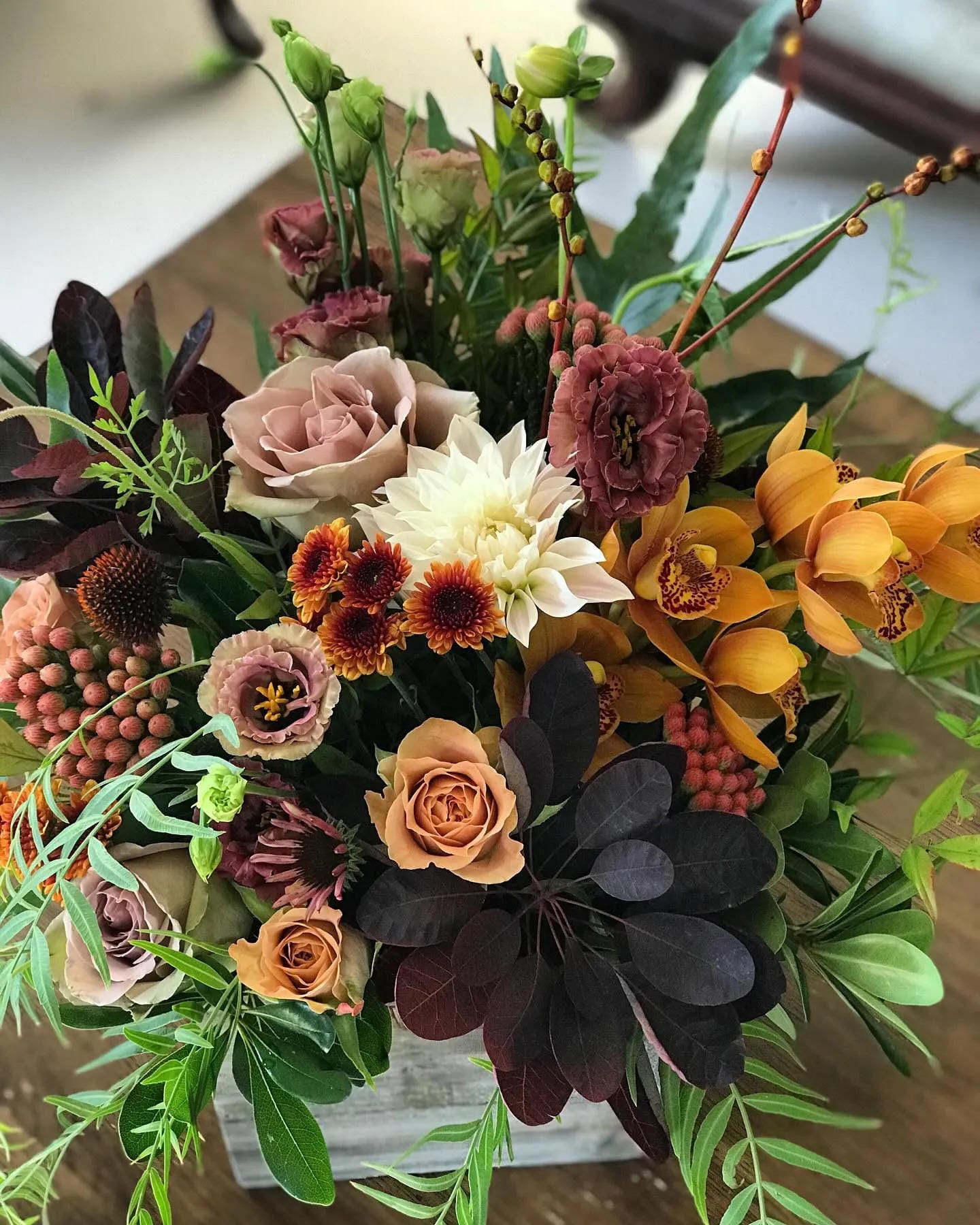 fall flower arrangement ideas with burgundy dahlias roses greenery and autumn flowers