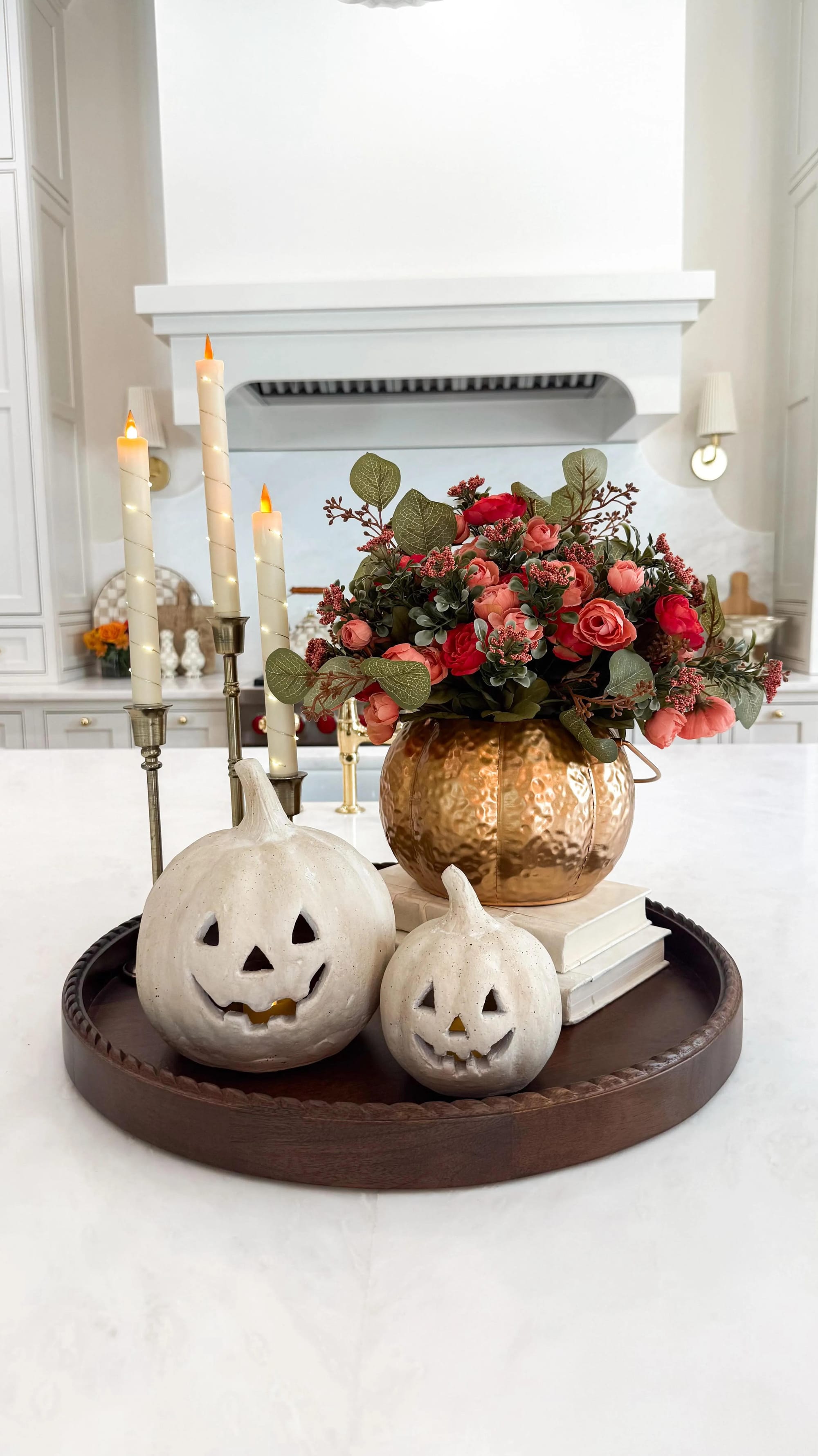 fall flower arrangement ideas with flowers pumpkins candles and Halloween jack o lantern decorations