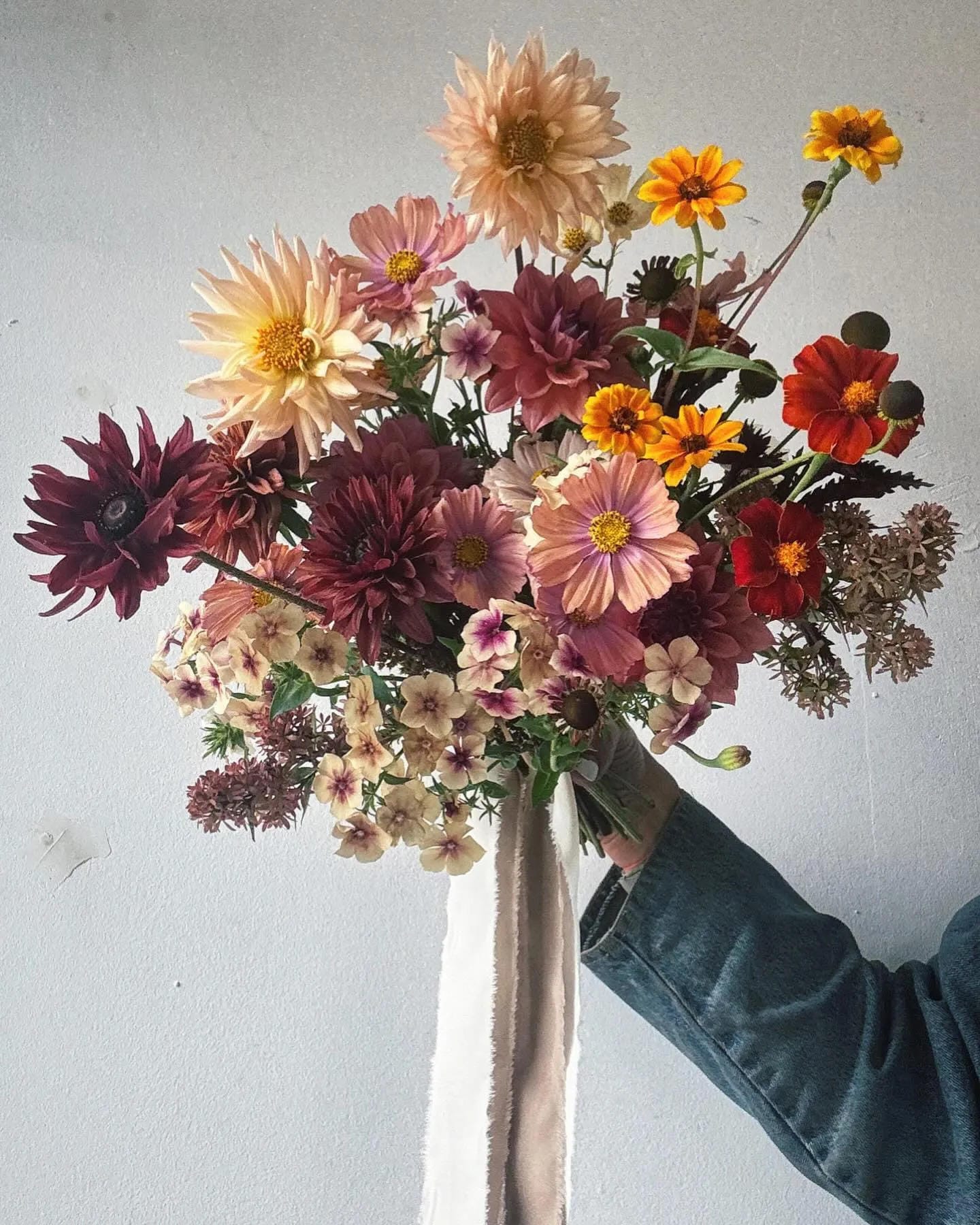 fall flower arrangement ideas with a loose garden bouquet of dahlias and autumn flowers