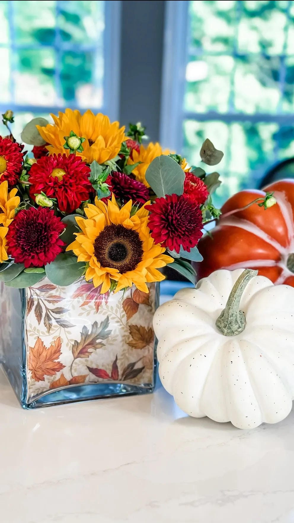 fall flower arrangement ideas with sunflowers red flowers and white pumpkins