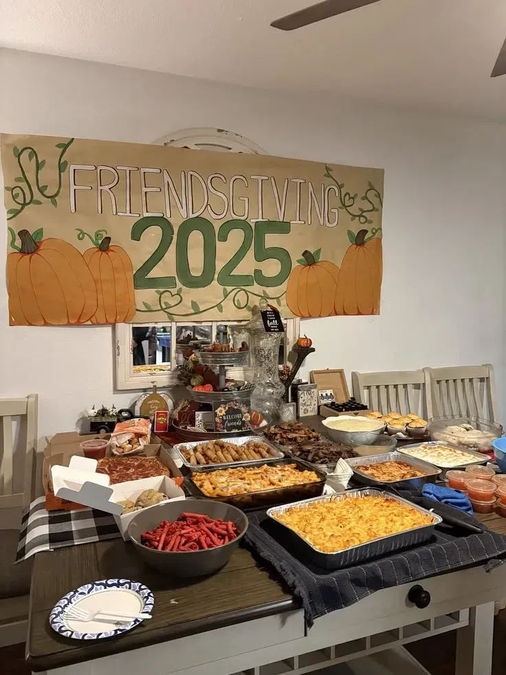 tablescape friendsgiving decor ideas