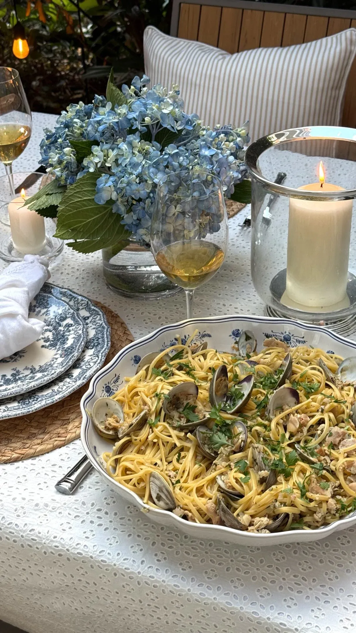 neutral friendsgiving decor ideas