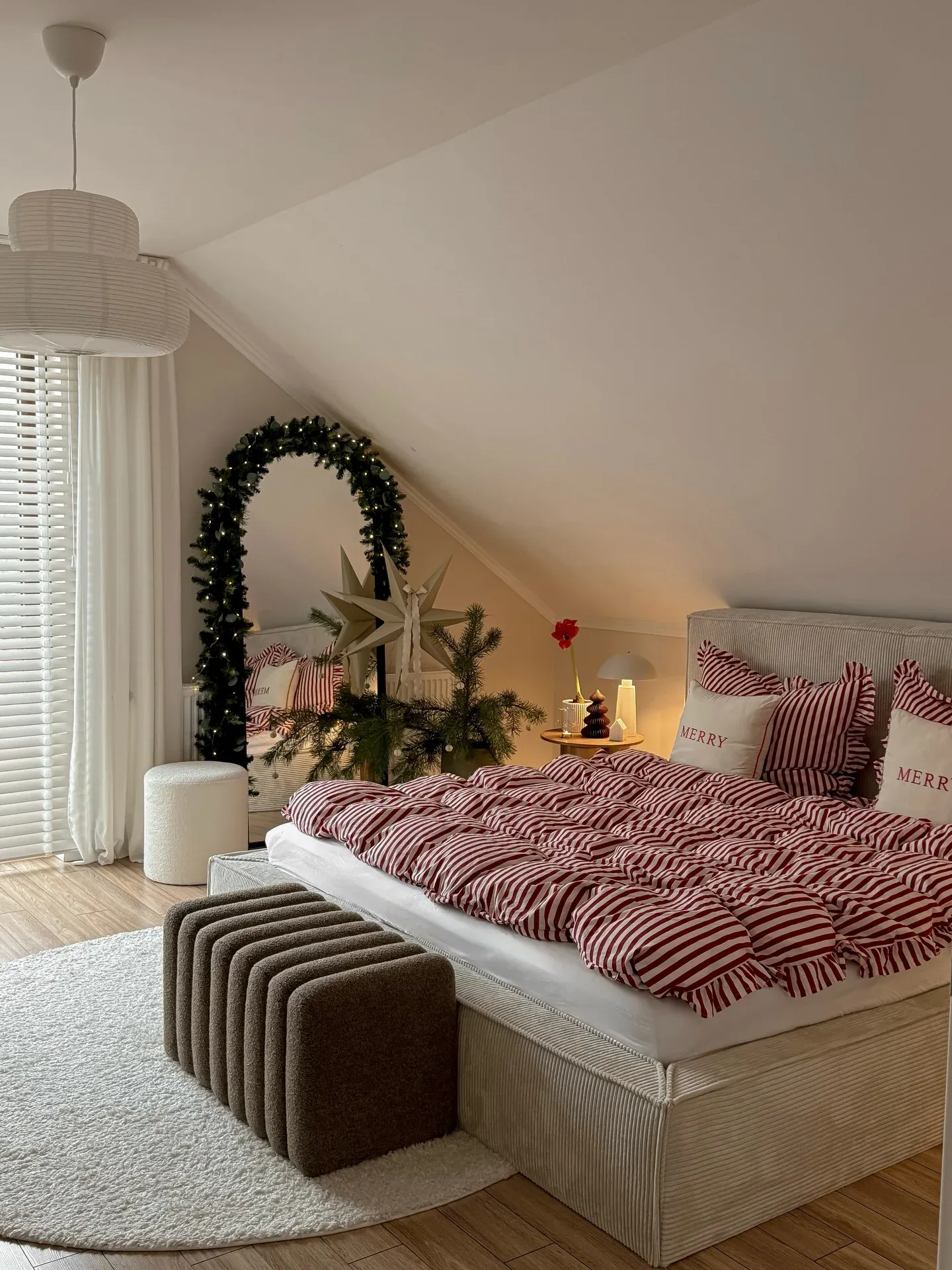 warm Christmas decor christmas bedroom ideas