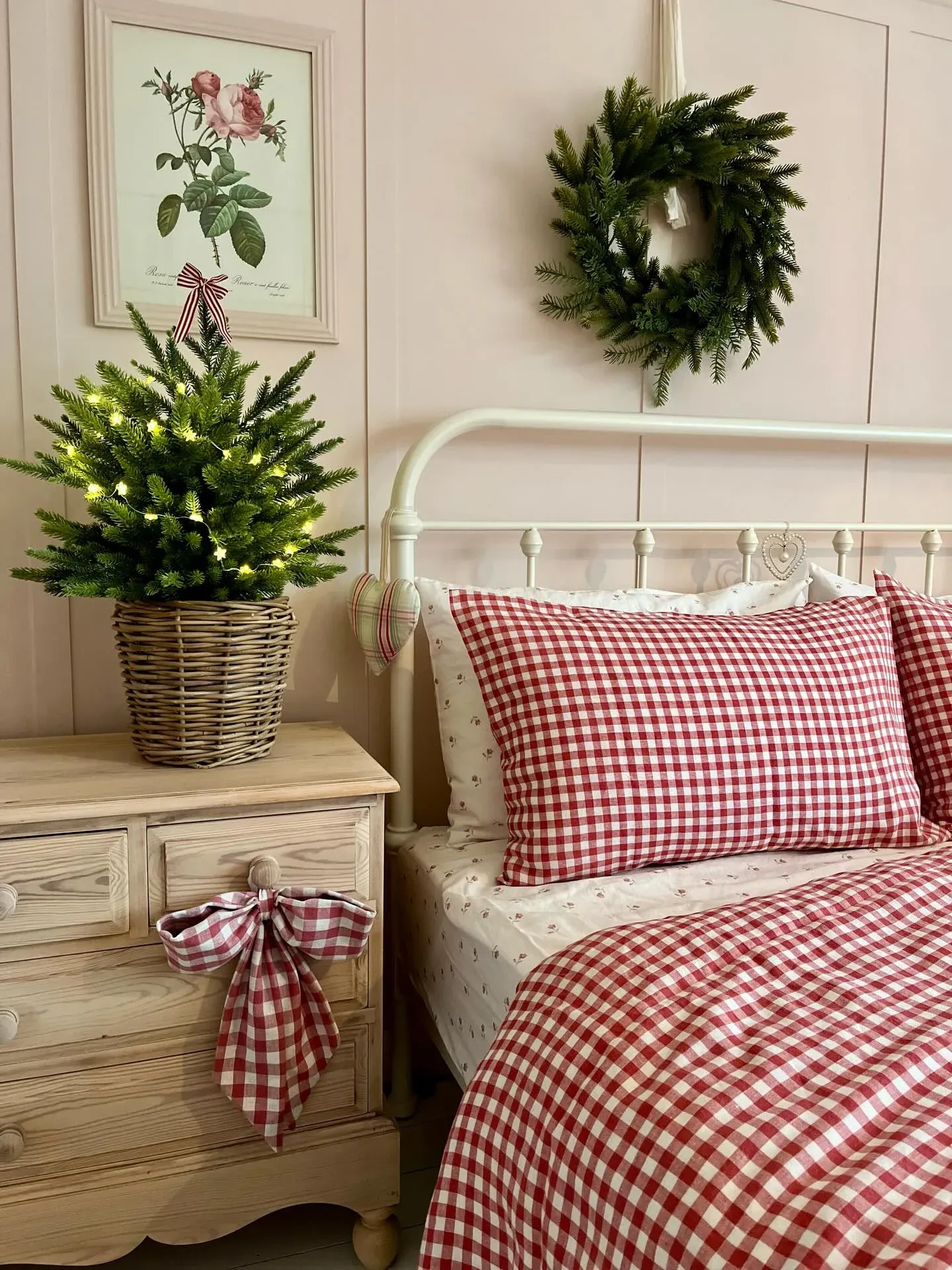 cozy Christmas styling christmas bedroom ideas