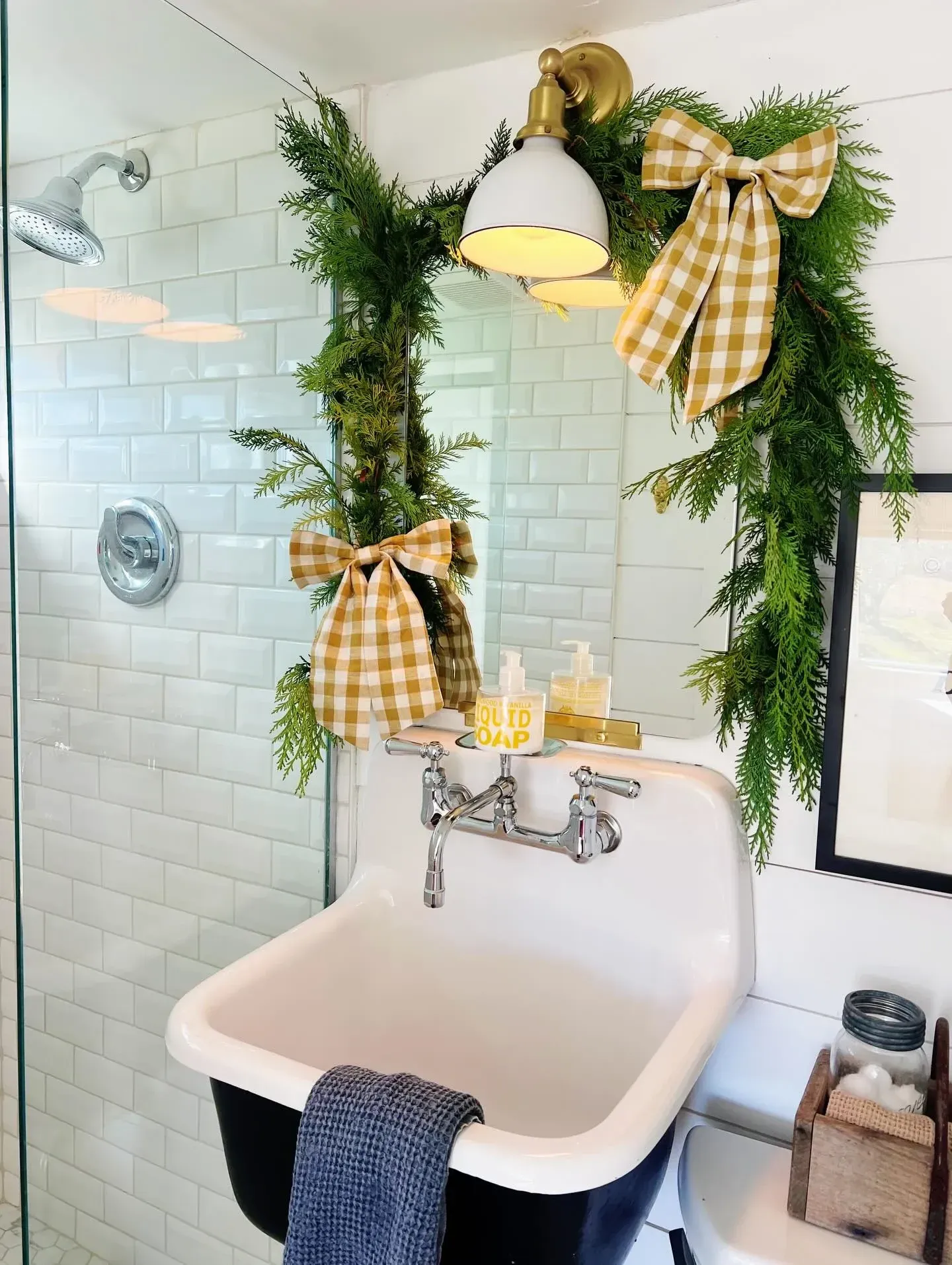 bathroom christmas decor ideas