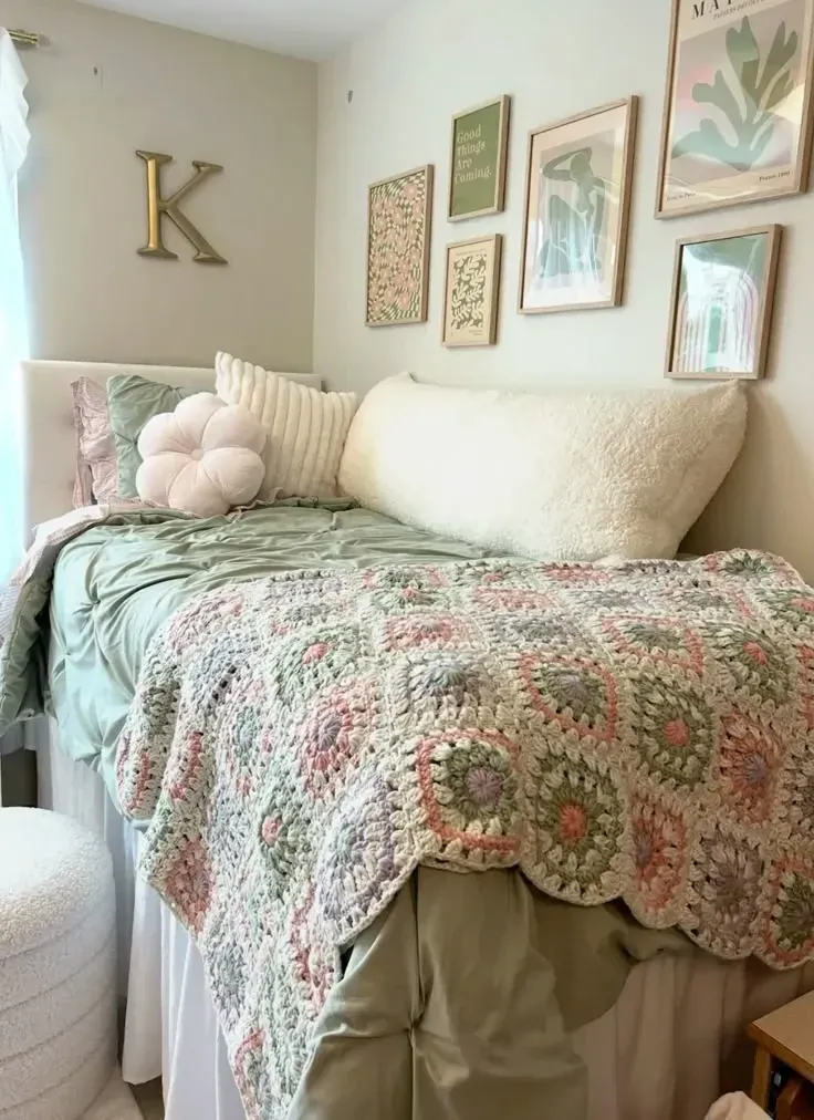 pink and green dorm room ideas with a green floral quilt gallery wall and pink pillow