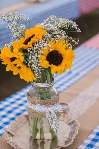 pretty summer centerpiece idea