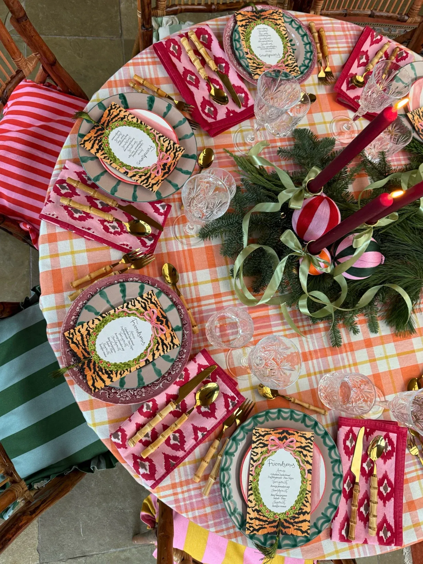 place setting friendsgiving decor ideas
