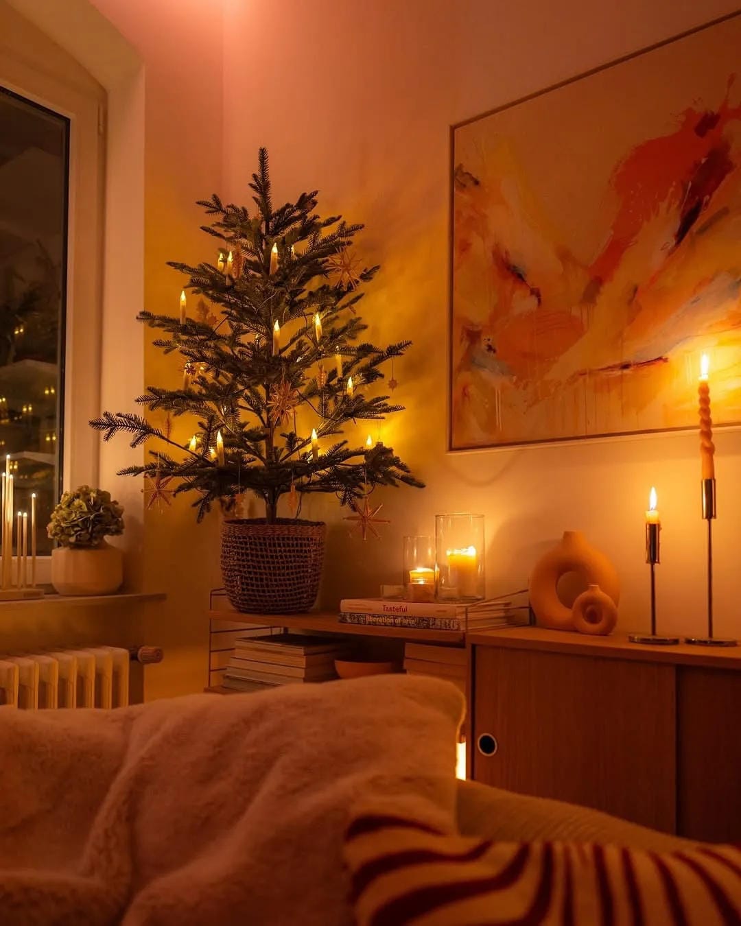 apartment living room Christmas decorations