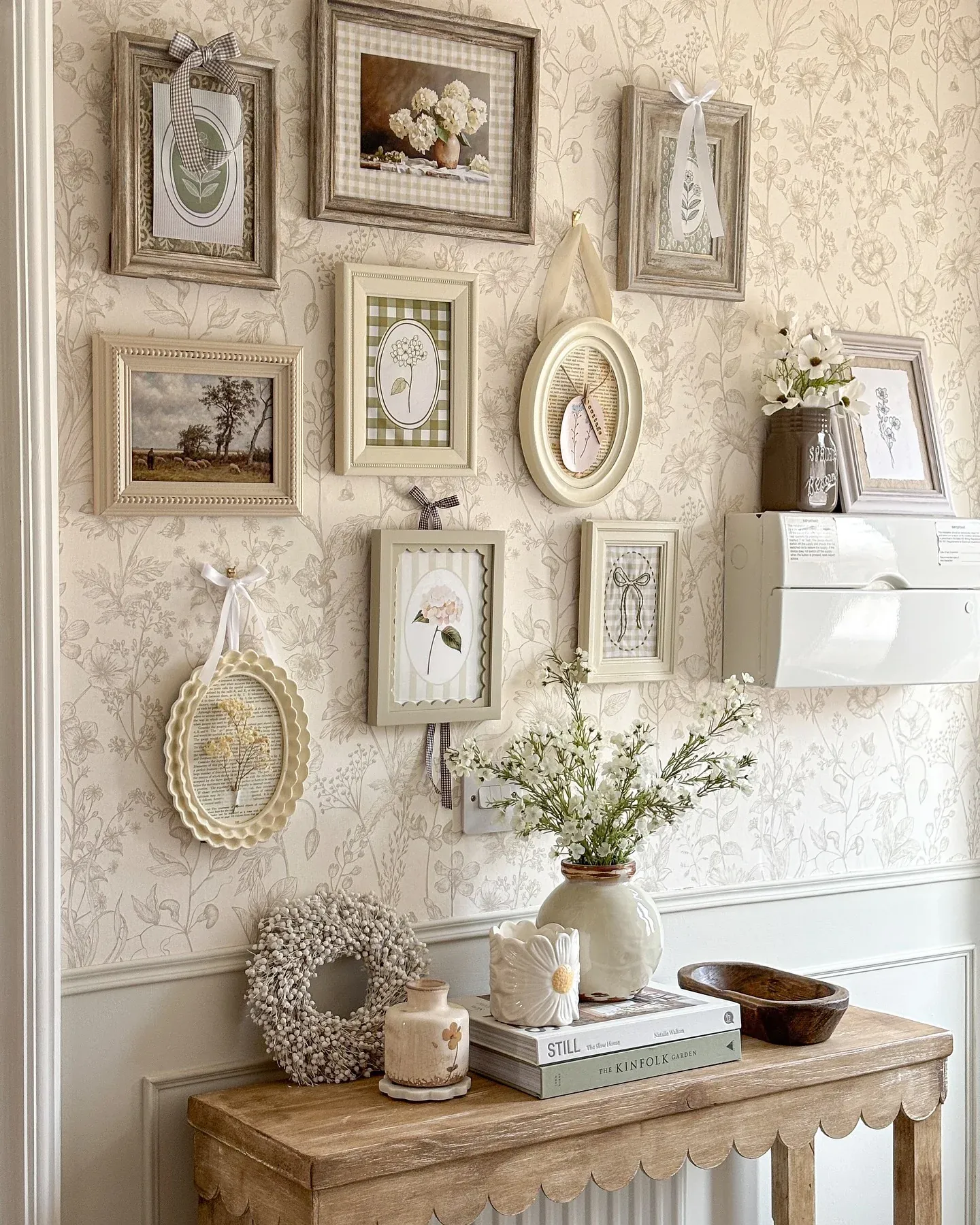 small space living room gallery wall ideas
