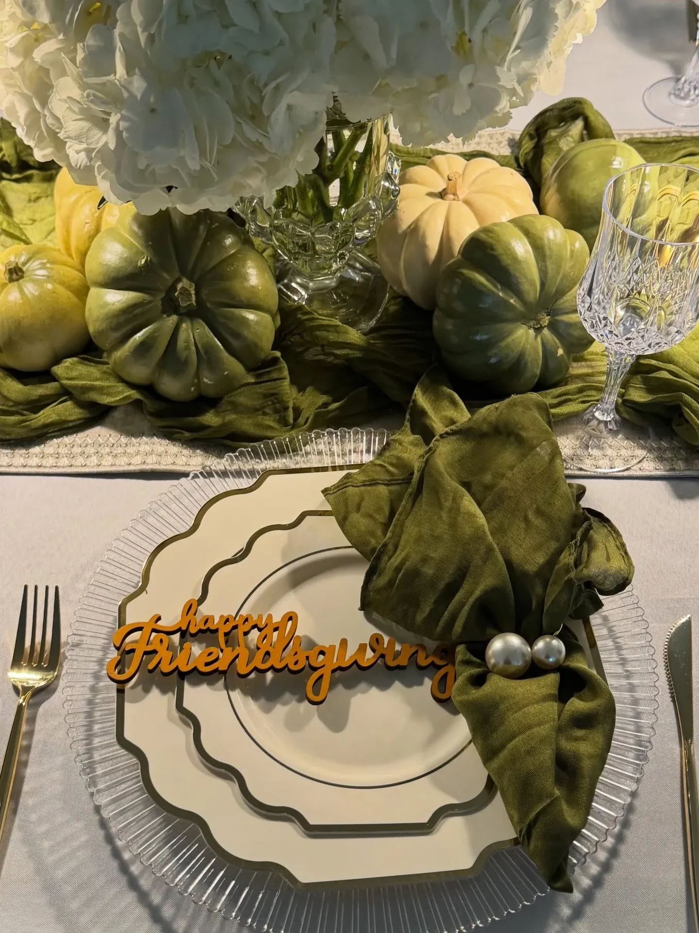 party friendsgiving decor ideas