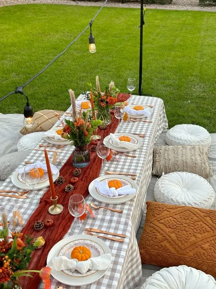 dinner party friendsgiving decor ideas