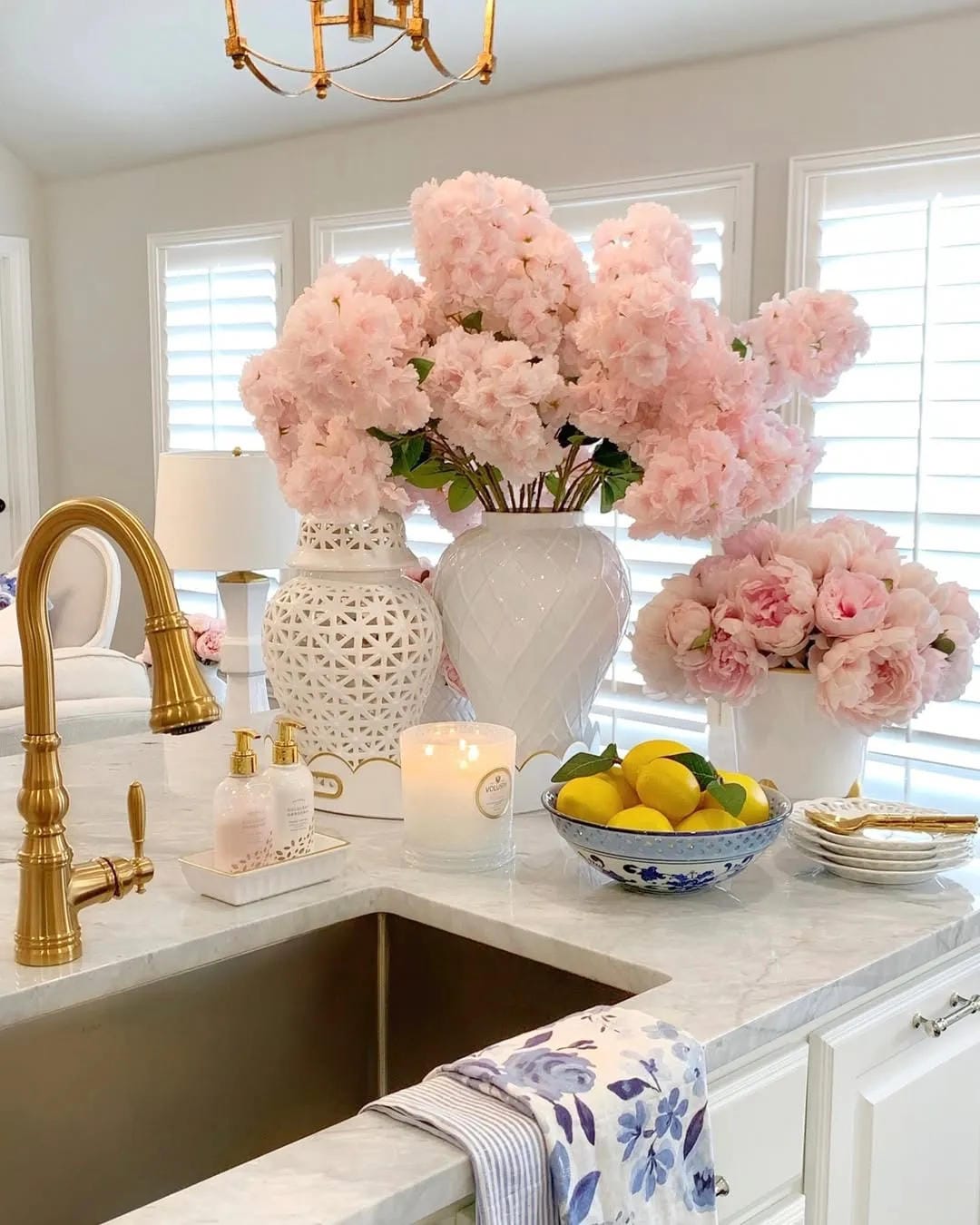 summer kitchen decor ideas with place pink hydrangeas by the sink