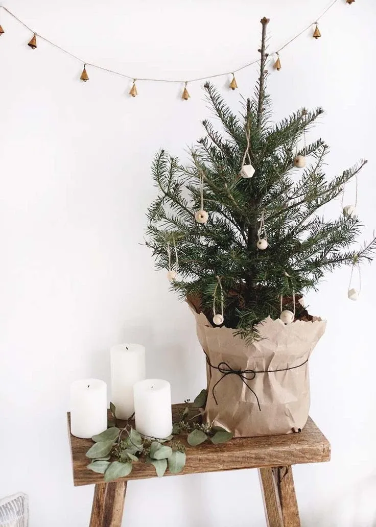 A simple Scandinavian Christmas tree for Scandinavian Christmas decor