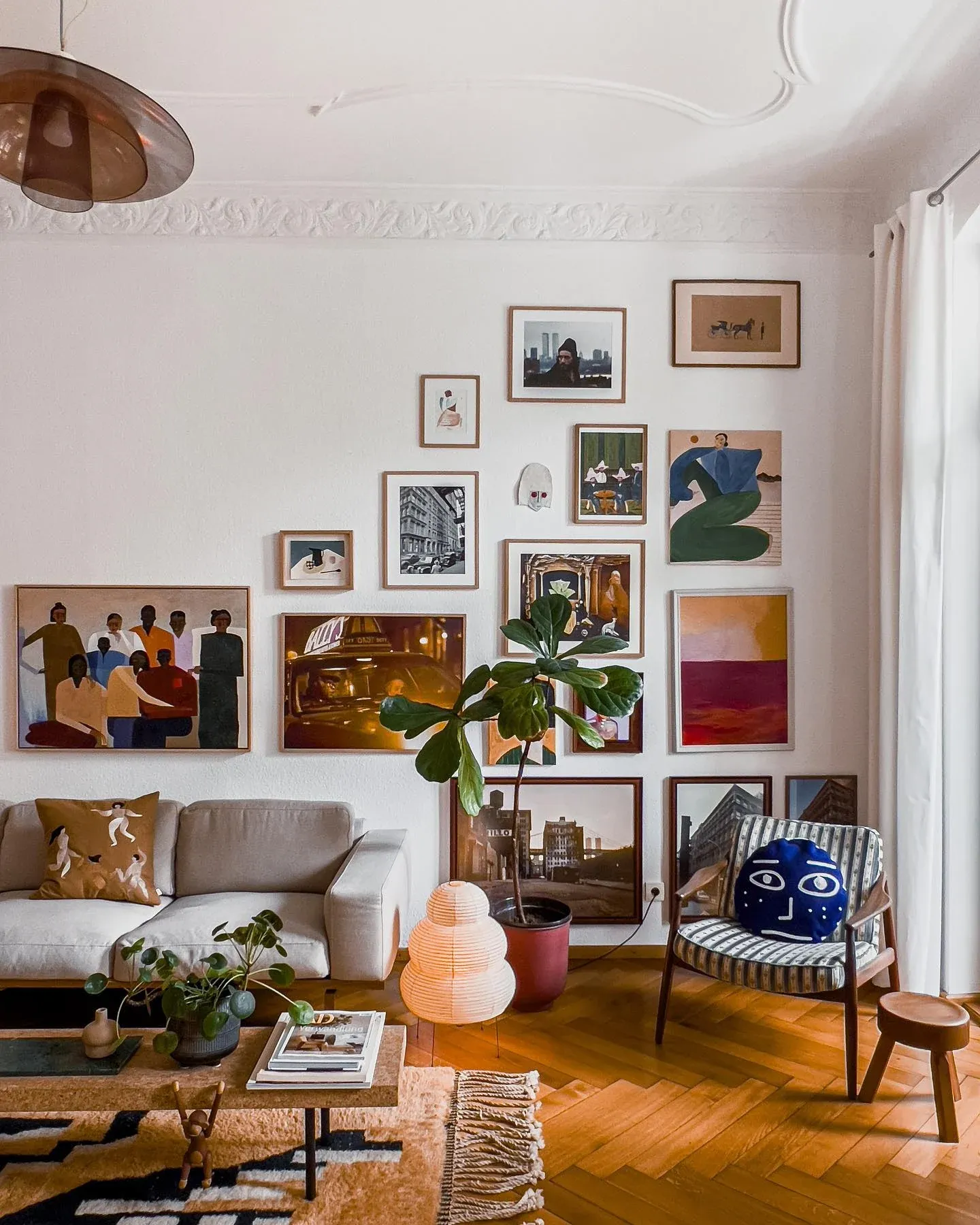 pretty living room gallery wall ideas