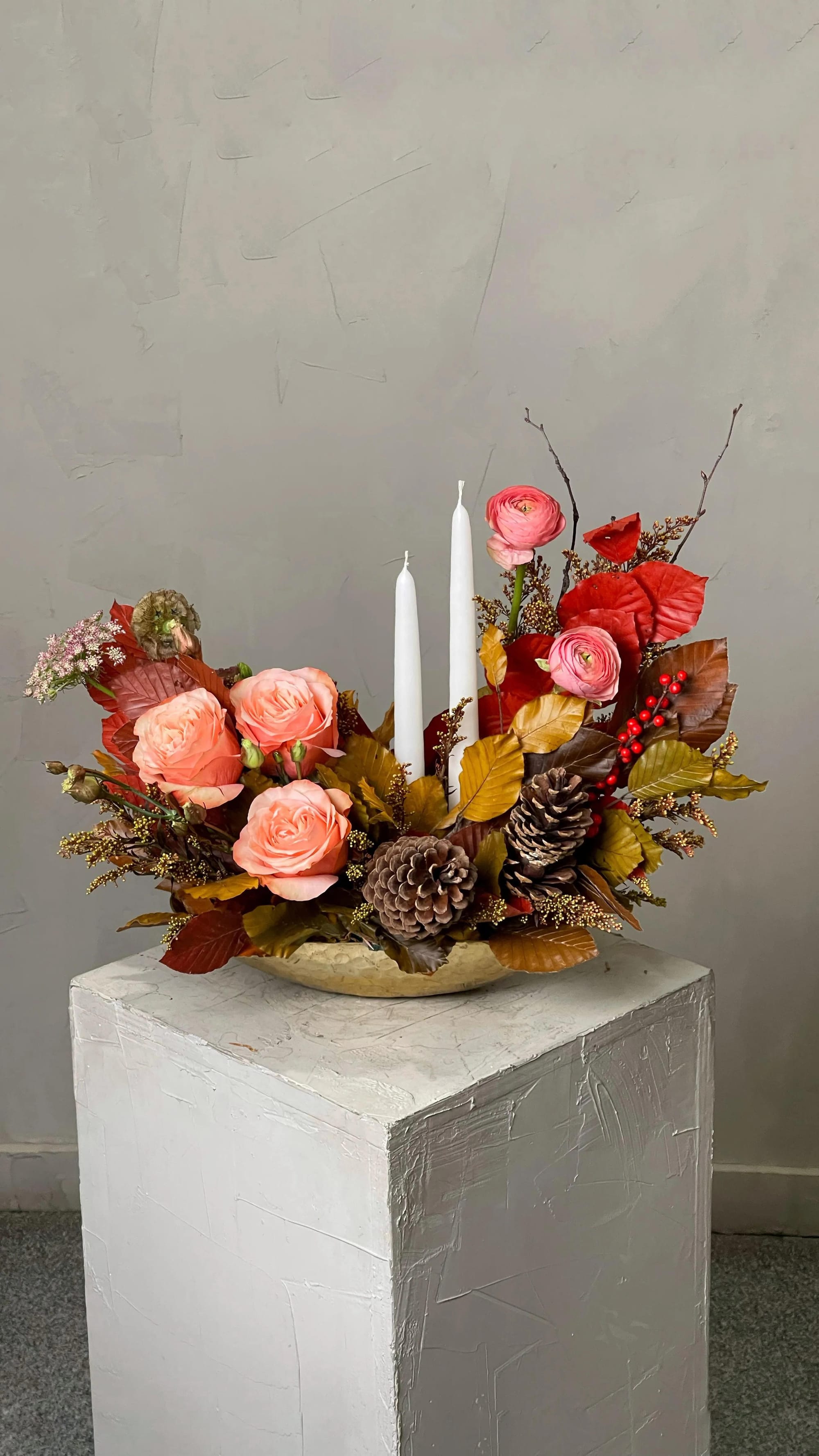 fall flower arrangement ideas with pink flowers berries branches and taper candles