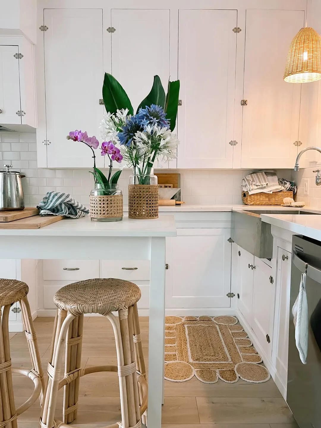 summer kitchen decor ideas with use a small woven vase on the island