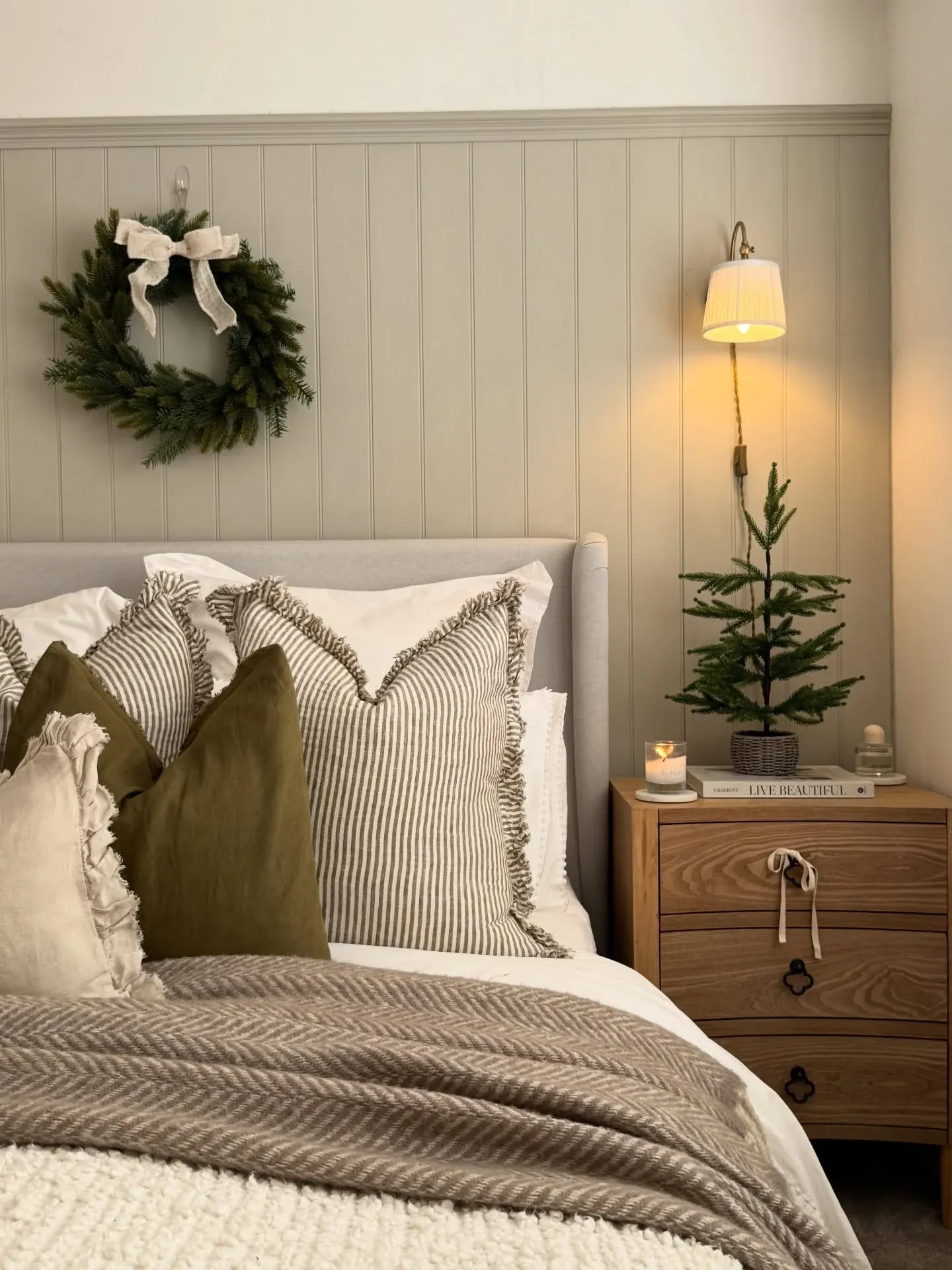 minimal Christmas decor christmas bedroom ideas