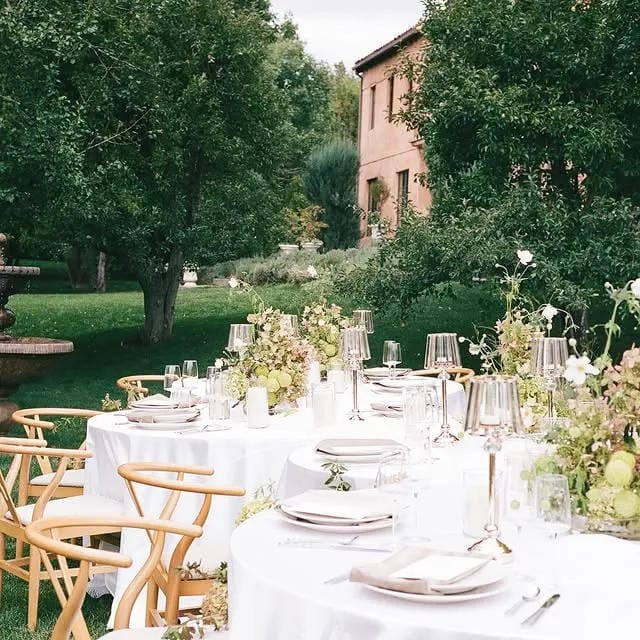 romantic rustic wedding table setting with centerpiece decor
