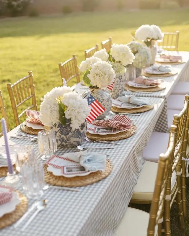 4th of July table decor ideas - keep an outdoor 4th of july table casual