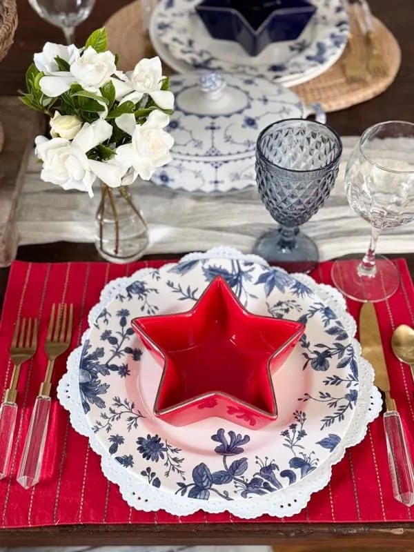 4th of July party decor video with festive outdoor decorations
