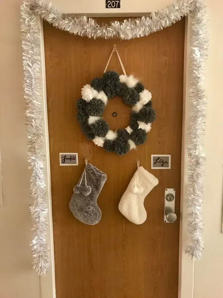 Christmas entryway decor apartment christmas door decor ideas
