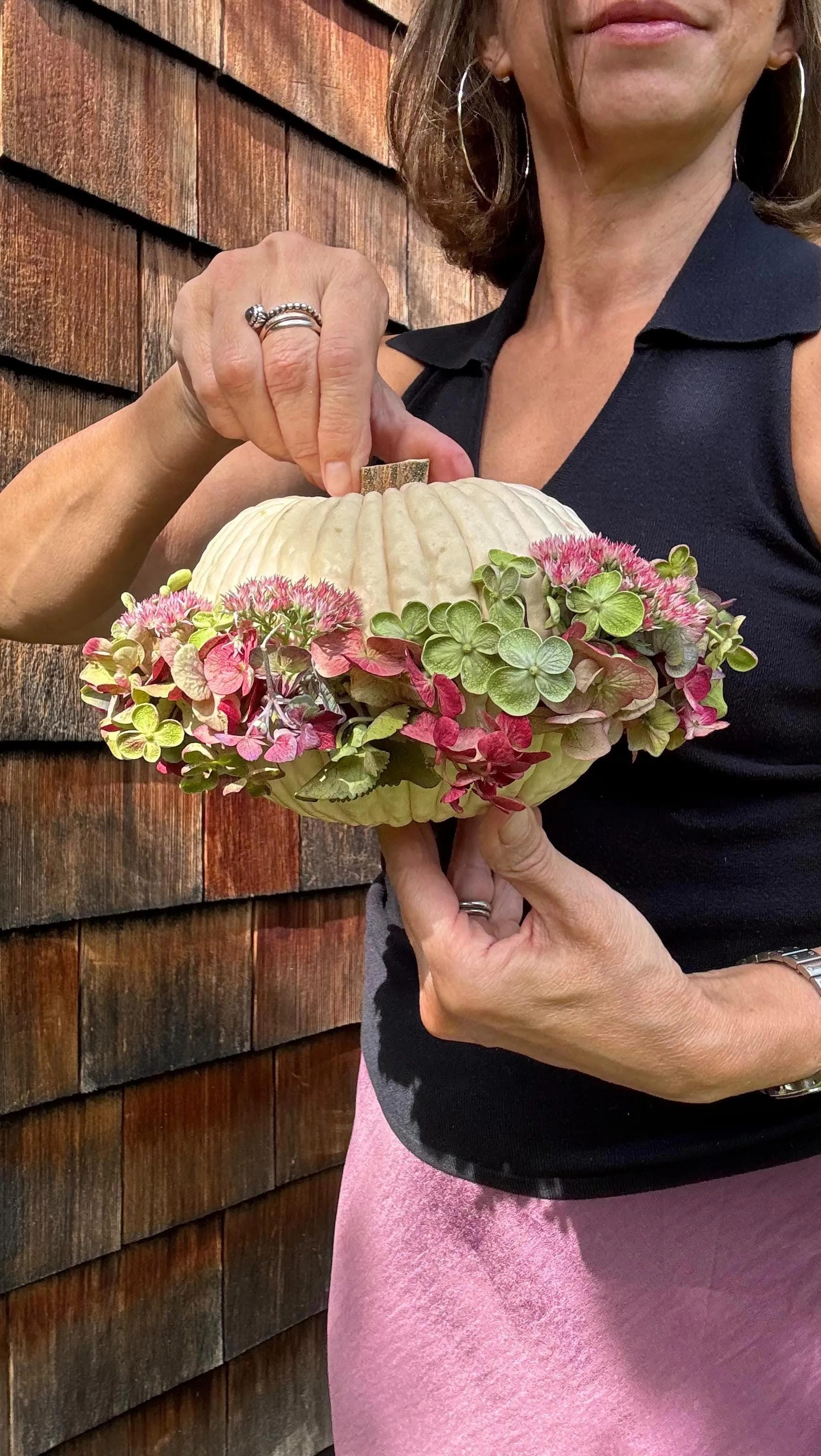 fall flower arrangement ideas with a mini pumpkin filled with small pink flowers