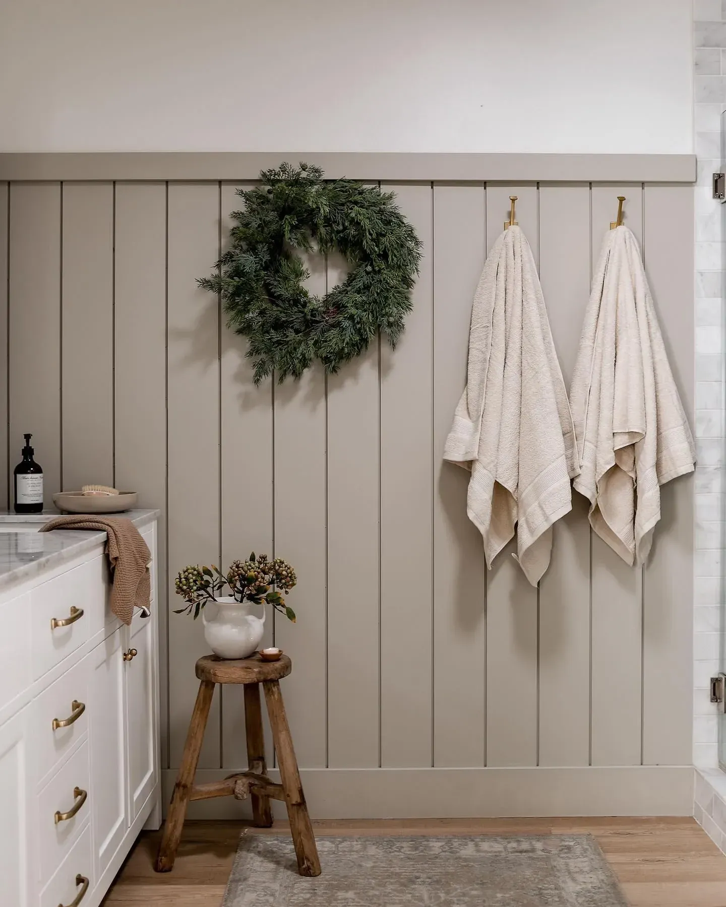 add a wreath bathroom christmas decor ideas