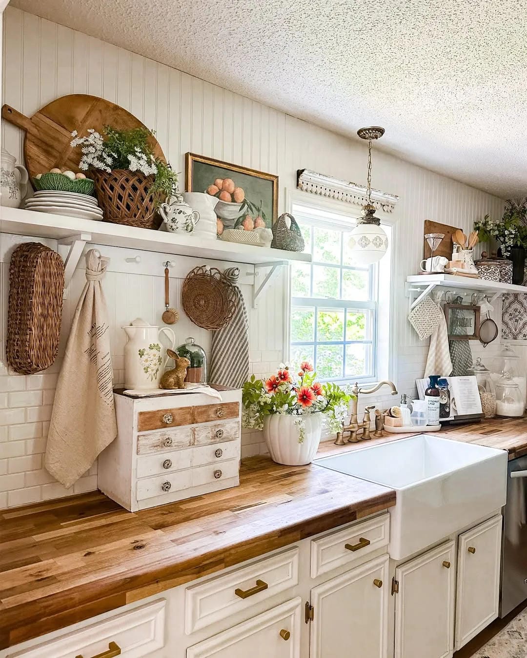 summer kitchen decor ideas with mix baskets and plants above the counter